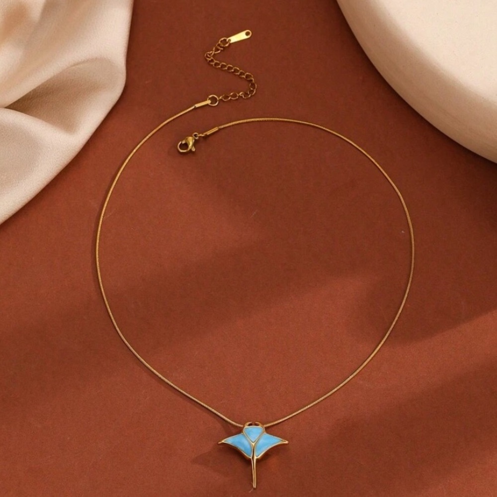 Manta Ray Gold Necklace - Picture 6 of 8